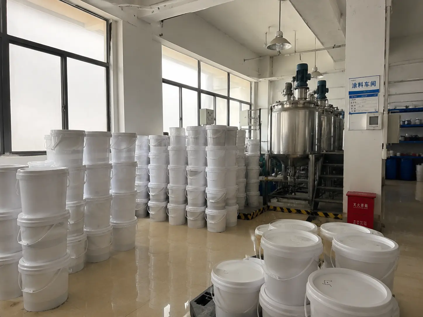 氮化硼涂料生产车间实拍与桶装成品堆放